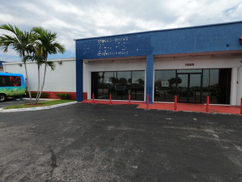 More Photos Of 7685 Pines Blvd, Pembroke Pines Showroom For Lease