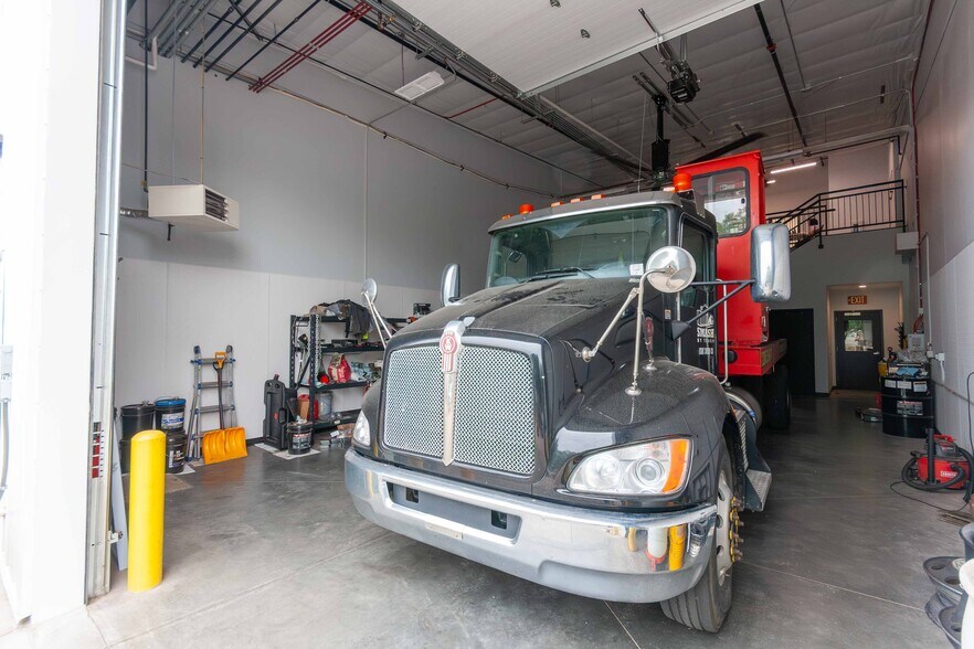 More Photos Of 7292 Greenridge Rd, Windsor Warehouse For Lease