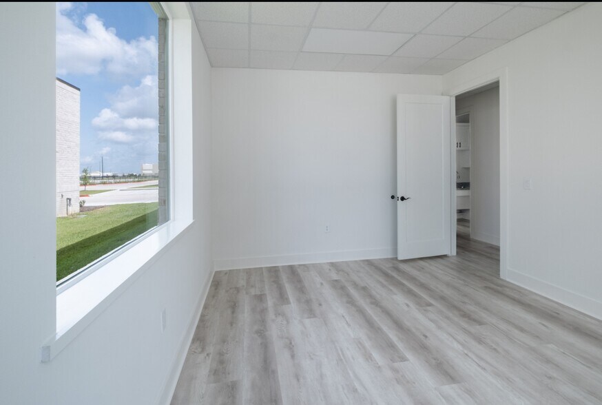 More Photos Of 30625 Kingsland Blvd, Brookshire Unknown For Lease