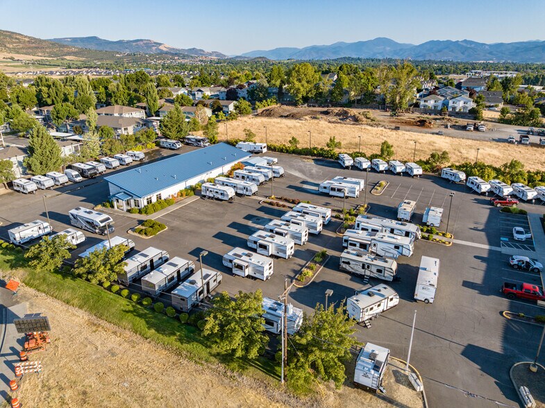 More Photos Of 3976 Crater Lake Ave, Medford Auto Dealership For Lease