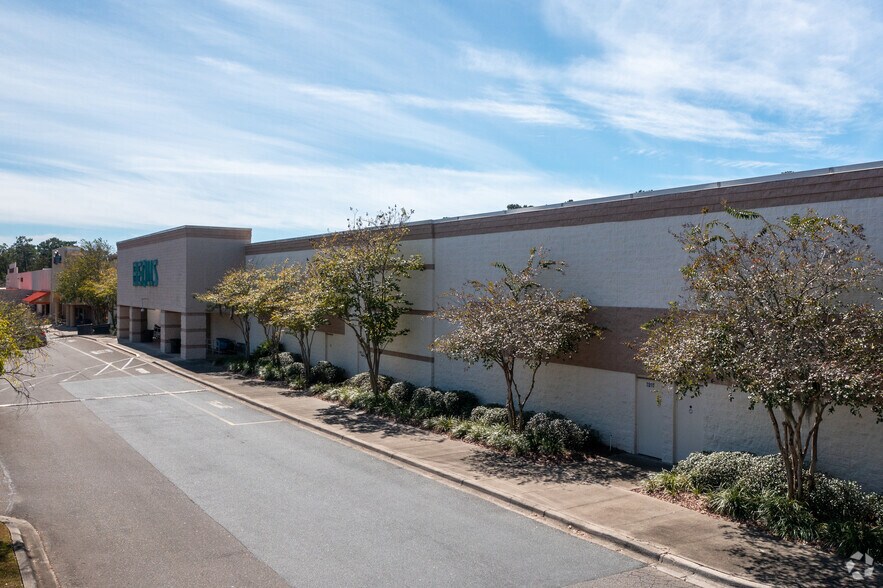 More Photos Of 3240 Capital Cir NE, Tallahassee General Retail For Lease