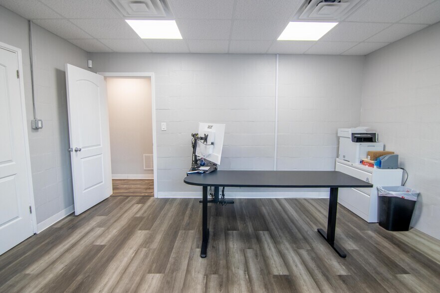 More Photos Of 3284 Morris St, Saint Petersburg Warehouse For Lease