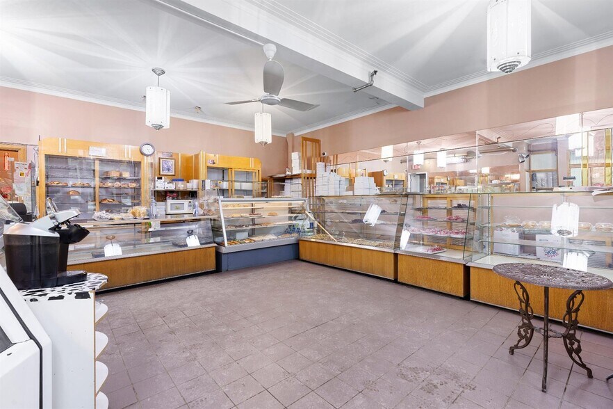 More Photos Of 471 Rue Saint-Jean, Québec Storefront Retail Residential For Sale