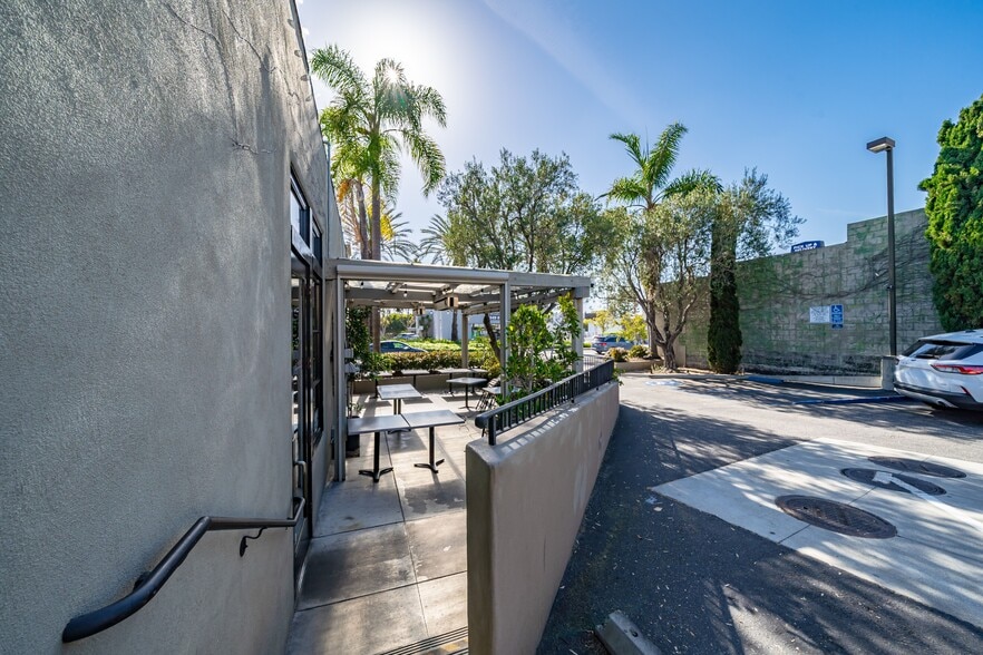 More Photos Of 3222 E Coast Hwy, Corona Del Mar General Retail For Lease