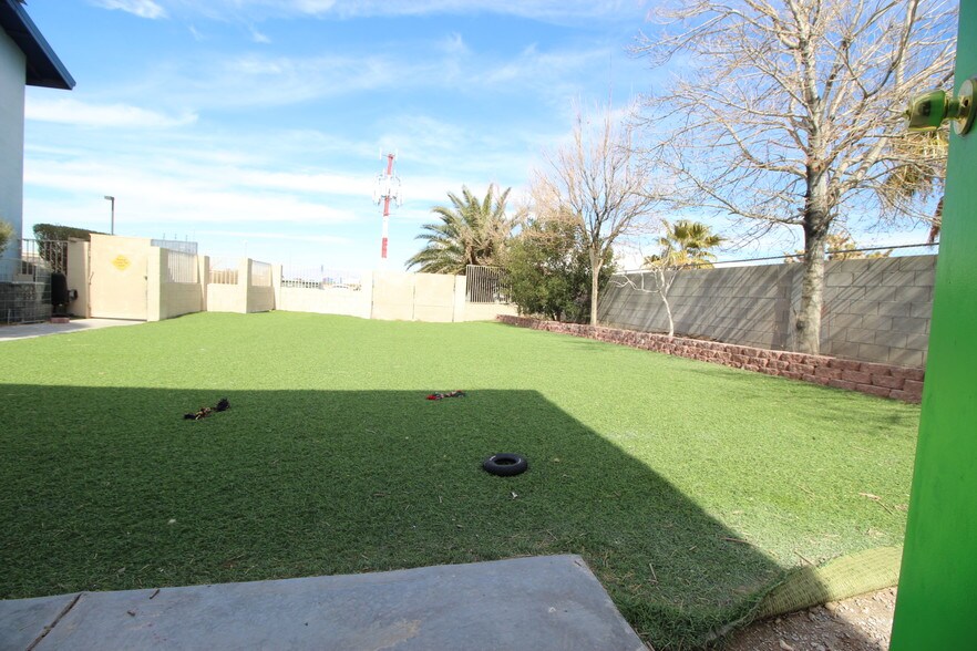More Photos Of 2675 W Arby, Las Vegas Veterinarian Kennel For Sale