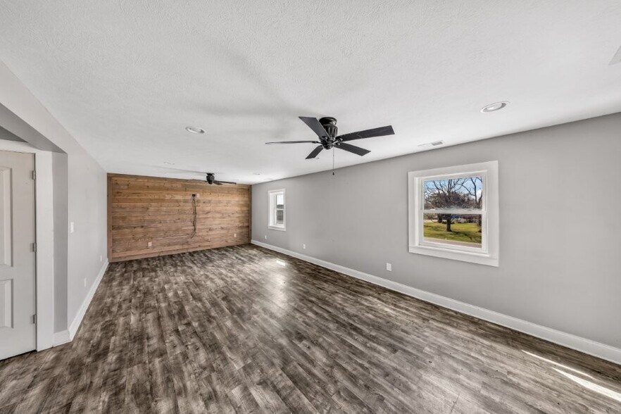 More Photos Of 5982 W State Road 32, Anderson Service Station For Sale