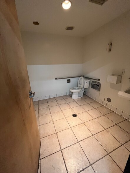 More Photos Of 16146 Leadwell St, Van Nuys Warehouse For Lease