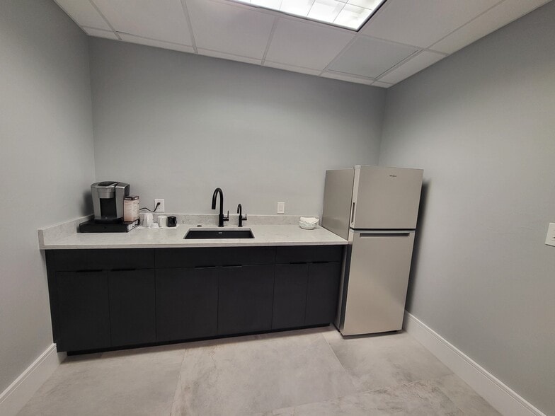 More Photos Of 3602 Colonial Ct, Fort Myers Office For Lease