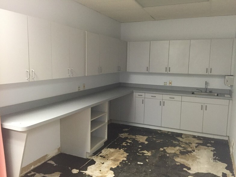 More Photos Of 4949 Euclid Ave, Palatine Medical For Lease