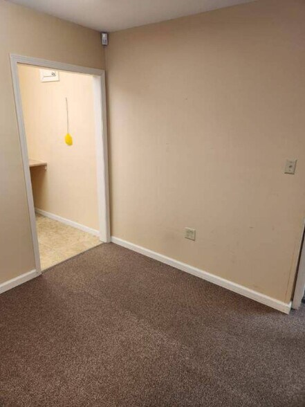 More Photos Of 502 Twin Bridges Rd, Alexandria Self Storage For Lease