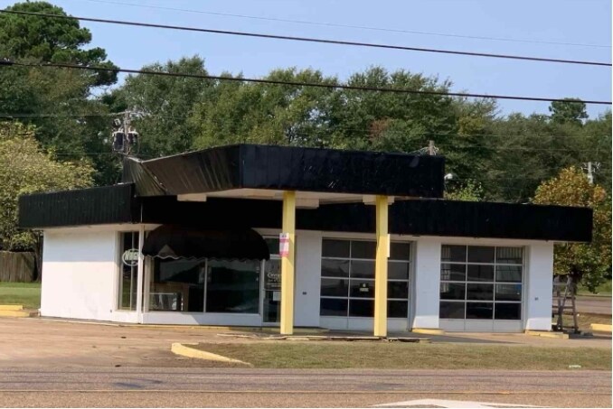 Primary Photo Of 1201 N Louise St, Queen City Freestanding For Sale