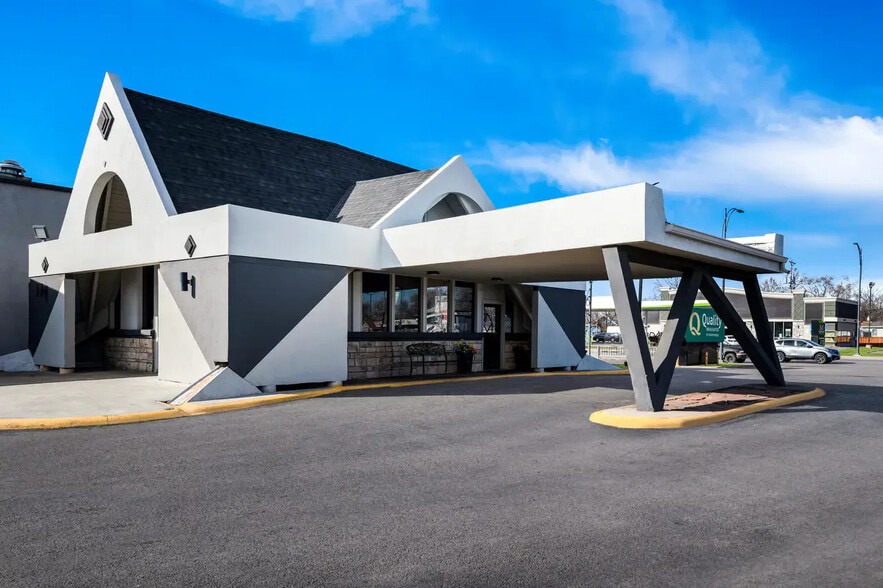 Primary Photo Of 3537 W Broadway, Council Bluffs Hotel For Sale