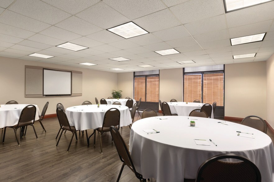 More Photos Of 2060 Eastern Blvd, Montgomery Hotel For Sale