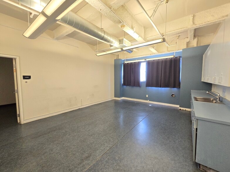 More Photos Of 1512 W Slauson Ave, Los Angeles Office For Sale