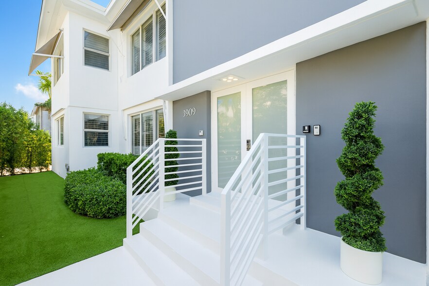 Primary Photo Of 3909 Garden Ave, Miami Apartments For Sale