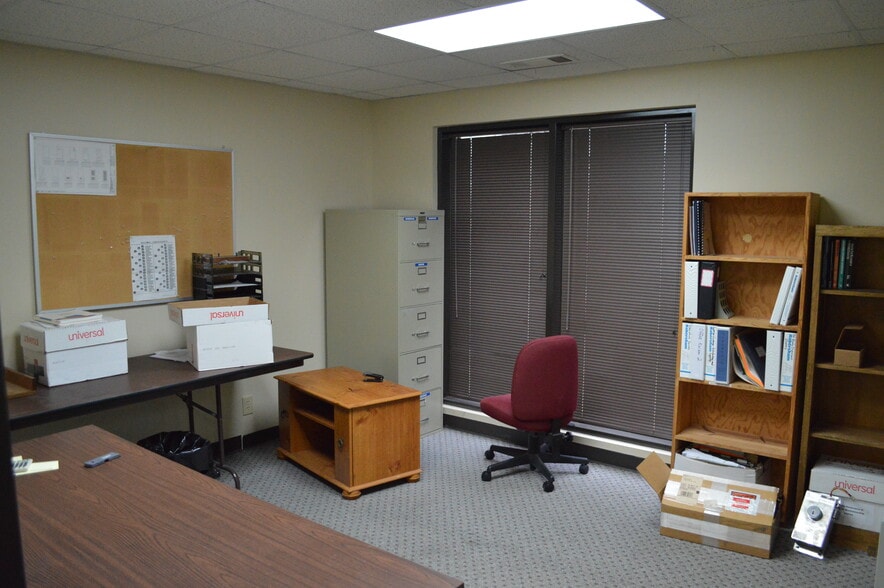 More Photos Of 264 Stapleton Rd, Cornelia Distribution For Lease