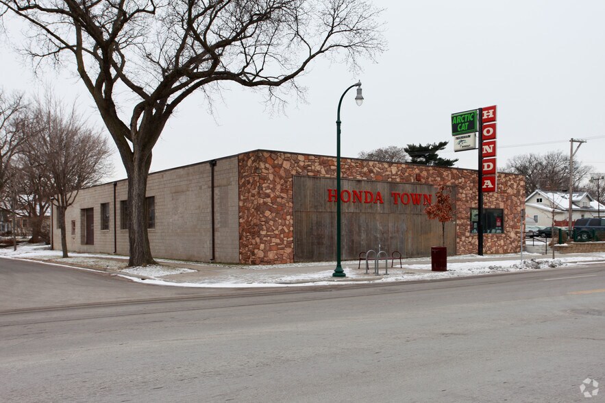 More Photos Of 4215 E Lake St, Minneapolis Freestanding For Sale