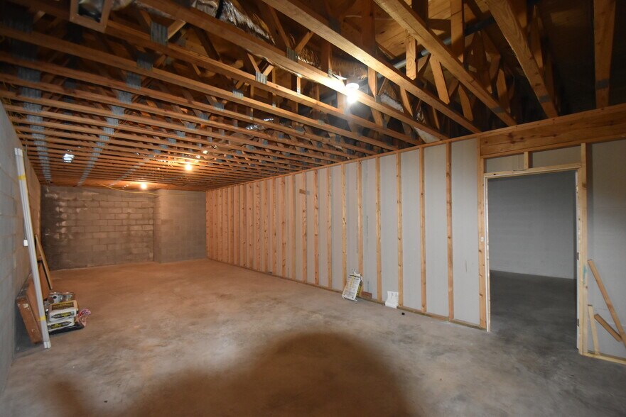 More Photos Of 314 E Main St, Rockwell Medical For Lease