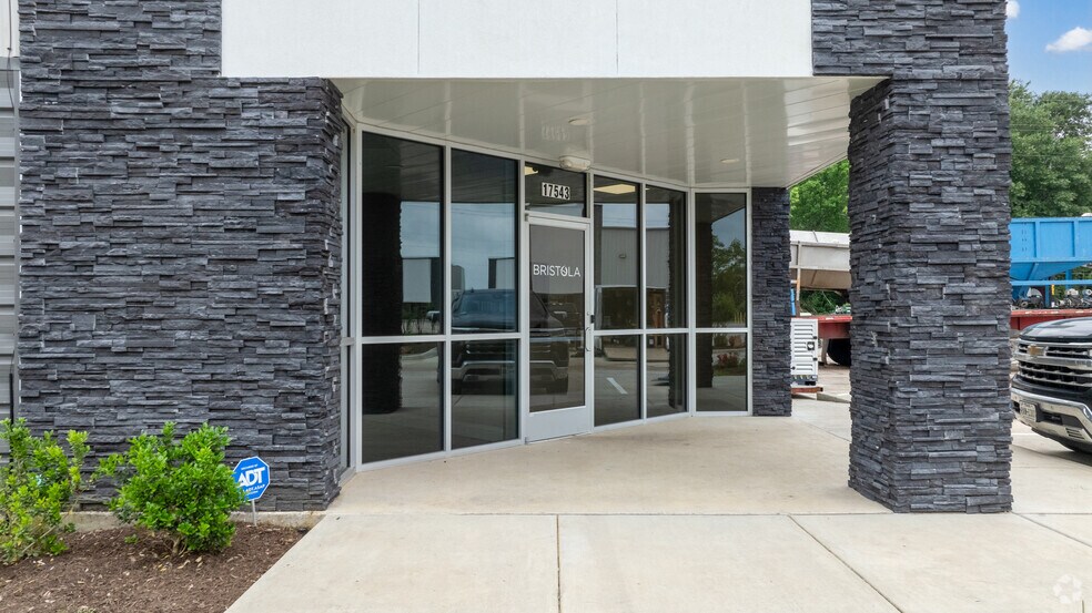 More Photos Of 17543 Roberts Rd, Hockley Distribution For Sale