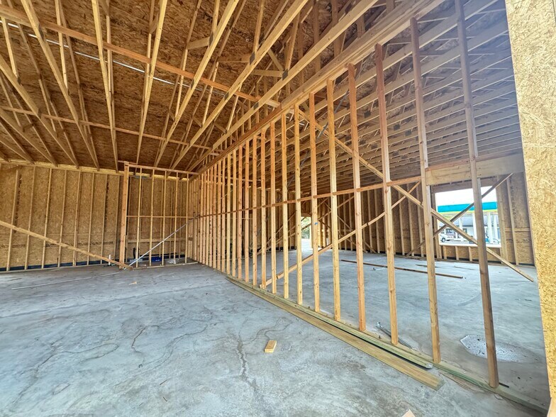 More Photos Of 607 W Gray St, Norman General Retail For Lease