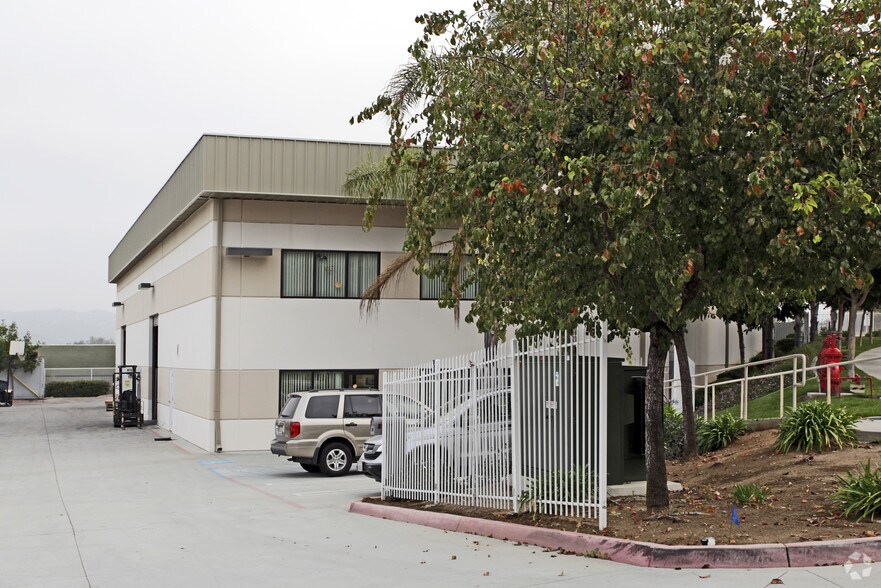 More Photos Of 545-565 Country Club Dr, Escondido Warehouse For Lease