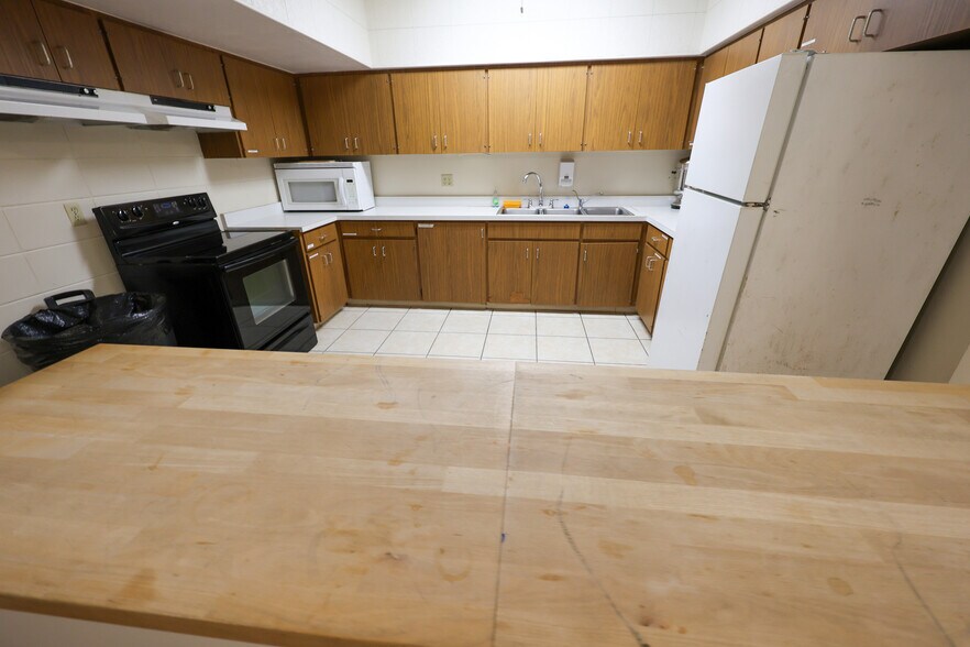 More Photos Of 3005 S Tuttle Ave, Sarasota Religious Facility For Sale