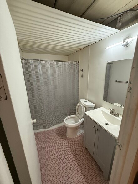 More Photos Of 111 W 12 Mile Rd, Royal Oak Hotel For Sale