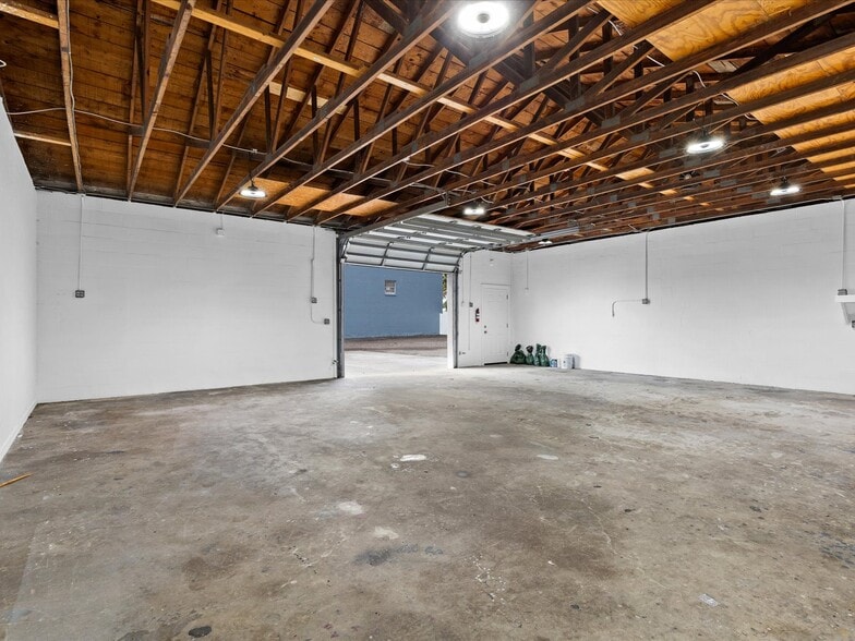 More Photos Of 6129 Siesta Ln, Port Richey Warehouse For Lease