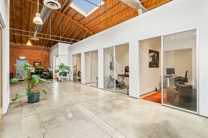 More Photos Of 2014-2058 Broadway, Santa Monica Loft Creative Space For Lease