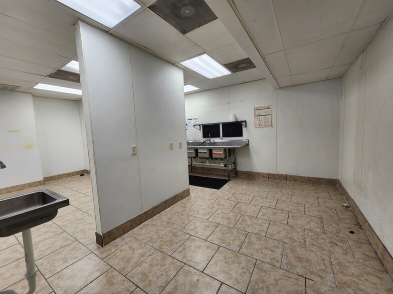 More Photos Of 521 S Glenstone Ave, Springfield General Retail For Lease