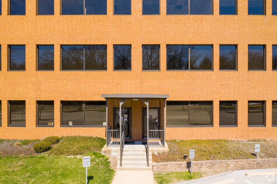 More Photos Of 13537 Barrett Parkway Dr, Ballwin Office For Lease