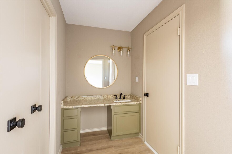 More Photos Of 1804 SW Barnard St, Glen Rose Apartments For Sale