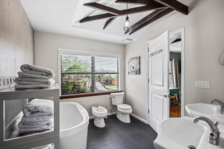 More Photos Of 3062 Beach Blvd S, Gulfport Freestanding For Sale