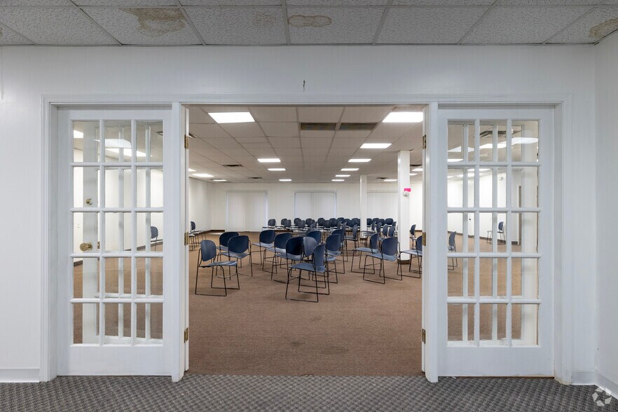 More Photos Of 5744 W Irving Park Rd, Chicago Office Residential For Lease