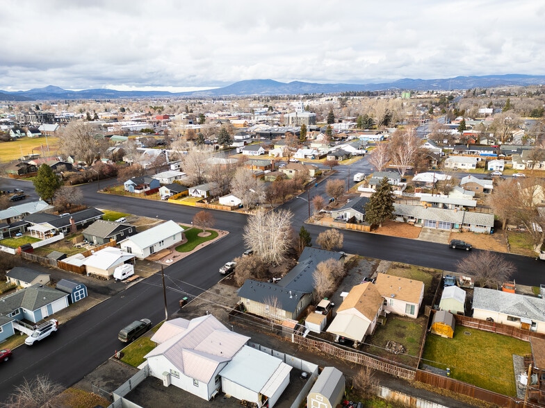 More Photos Of 344 SE Elm St, Prineville Flex For Sale