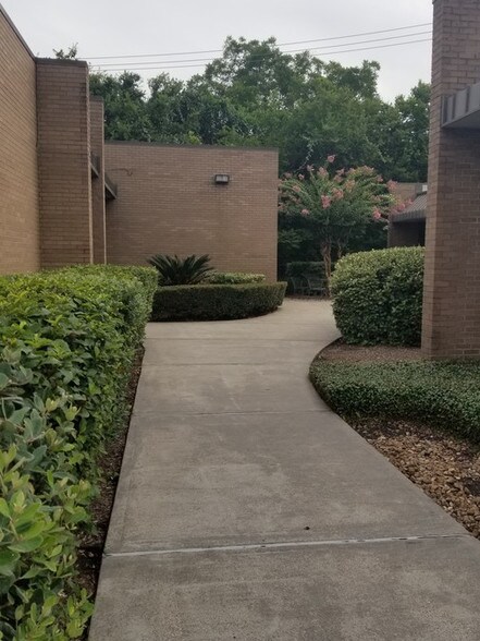 More Photos Of 2006 Broadway St, Pearland Medical For Lease