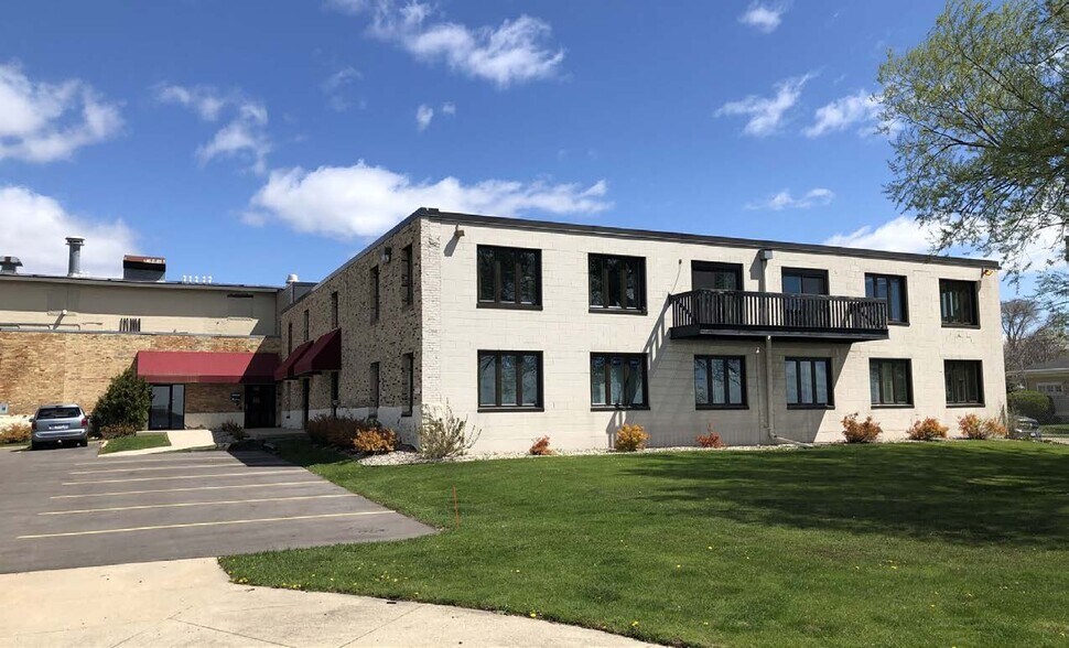 Primary Photo Of 627 Bay Shore Dr, Oshkosh Office For Lease