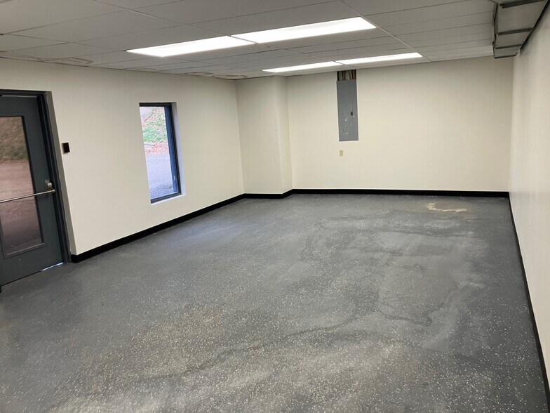 More Photos Of 1260 Greenbrier St, Charleston Freestanding For Lease