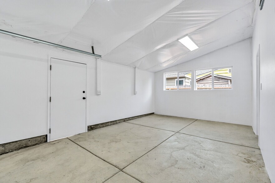 More Photos Of 2934 SE 16th Ave, Portland Flex For Lease