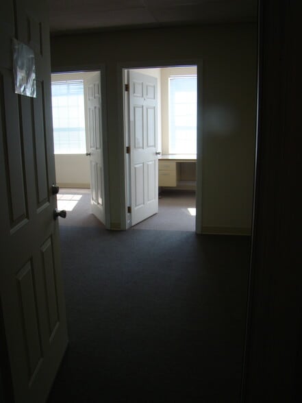 More Photos Of 619 W Main St, Carnegie Flex For Lease