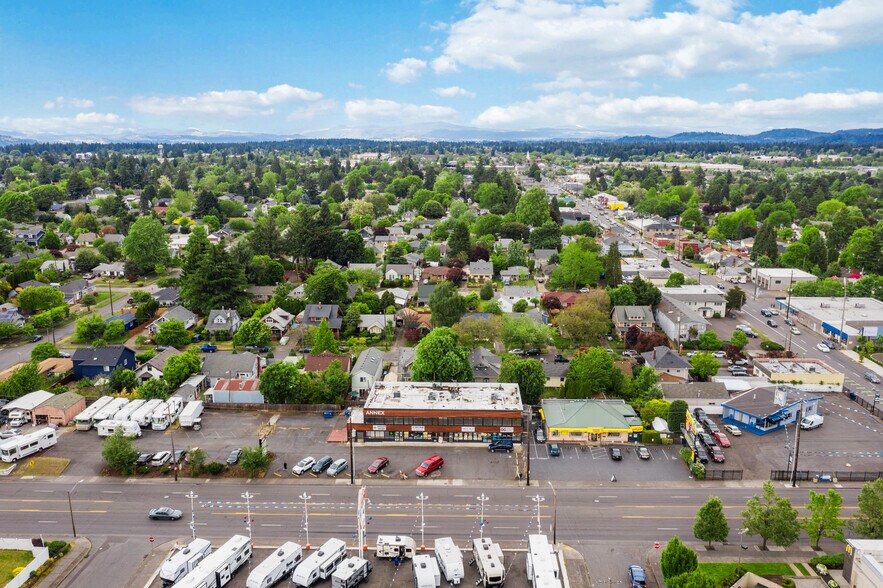 More Photos Of 322-332 SE 82nd Ave, Portland Storefront Retail Office For Lease
