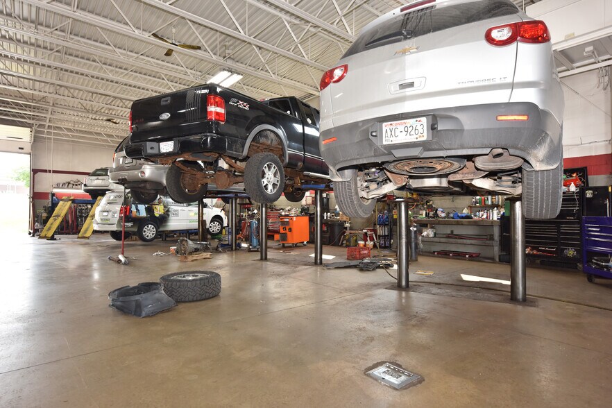 More Photos Of 820 W Sumner St, Hartford Auto Repair For Sale