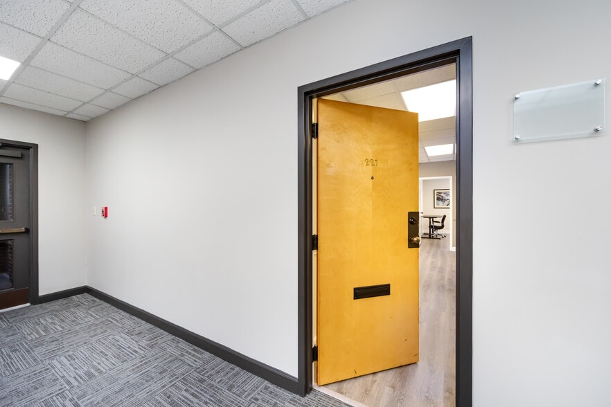 More Photos Of 10801 Johnston Rd, Charlotte Office For Lease