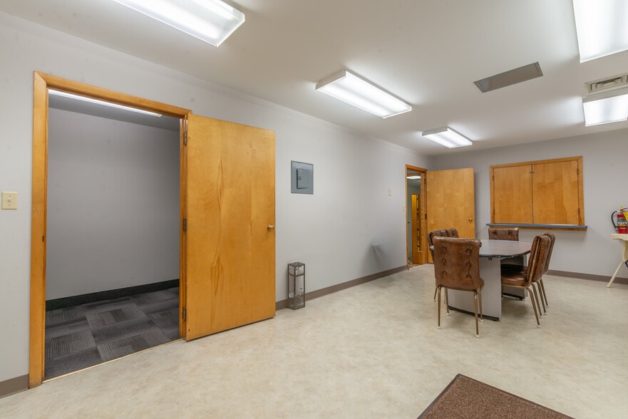 More Photos Of 210 W Spring St, Freeport Office For Sale