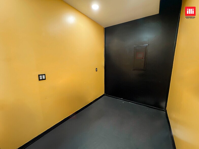 More Photos Of 16923 Vanowen St, Van Nuys Unknown For Lease