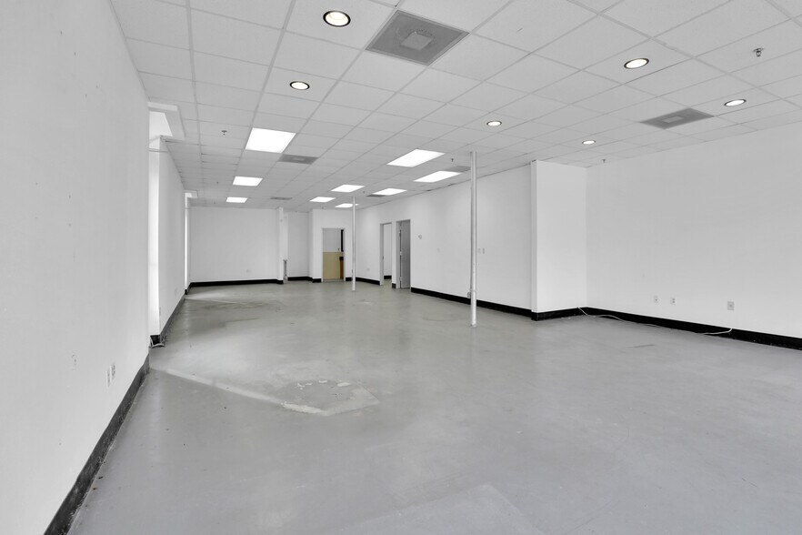 More Photos Of 150 W Main St, Lewisville Bar For Lease