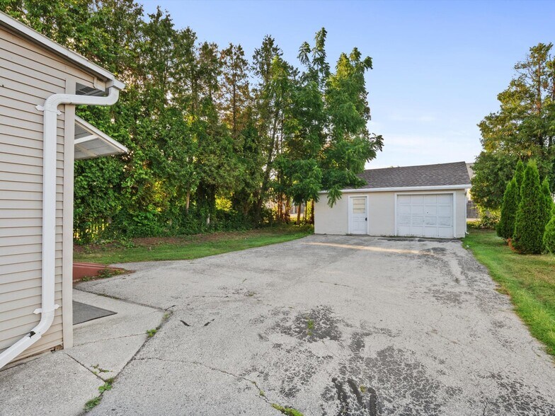 More Photos Of 708 Chicago St, Manitowoc General Retail For Sale