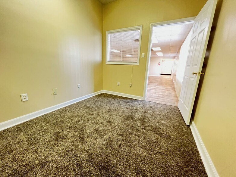 More Photos Of 916 Roanoke Ave, Roanoke Rapids Flex For Lease
