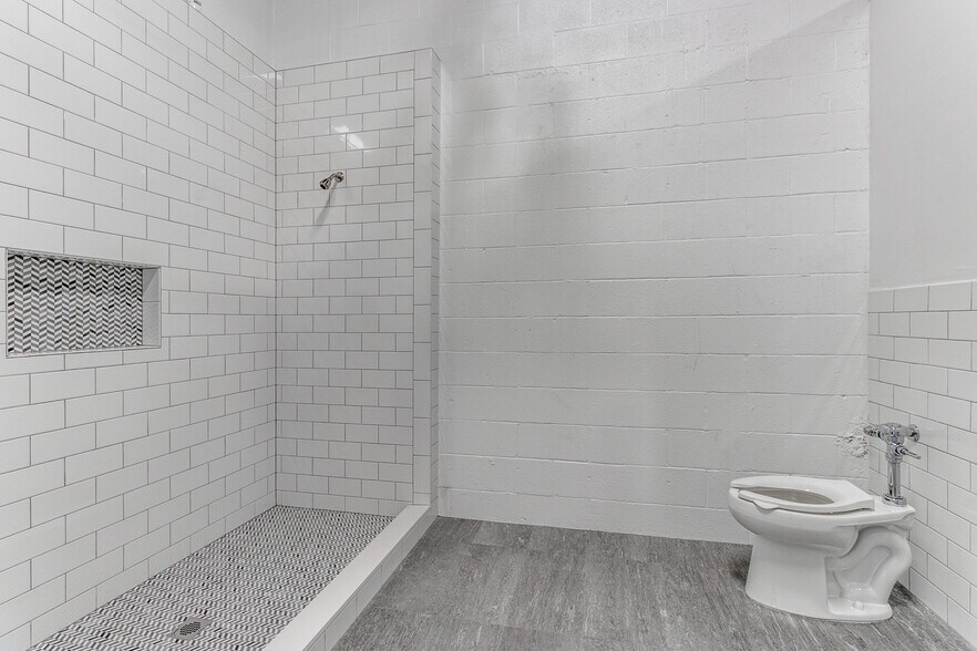 More Photos Of 4840 Memphis St, Dallas Warehouse For Sale