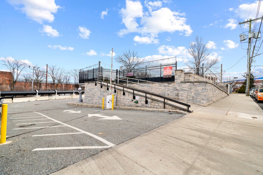 More Photos Of 181 Bay St, Staten Island Office For Sale